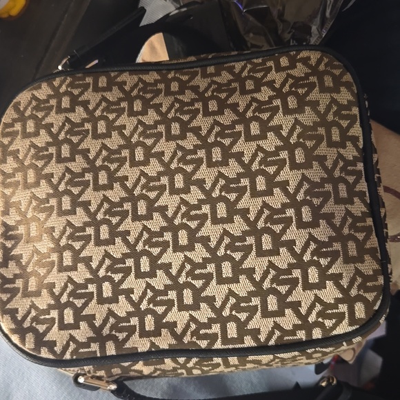 NWT DKNY CROSSBODY - Picture 3 of 4